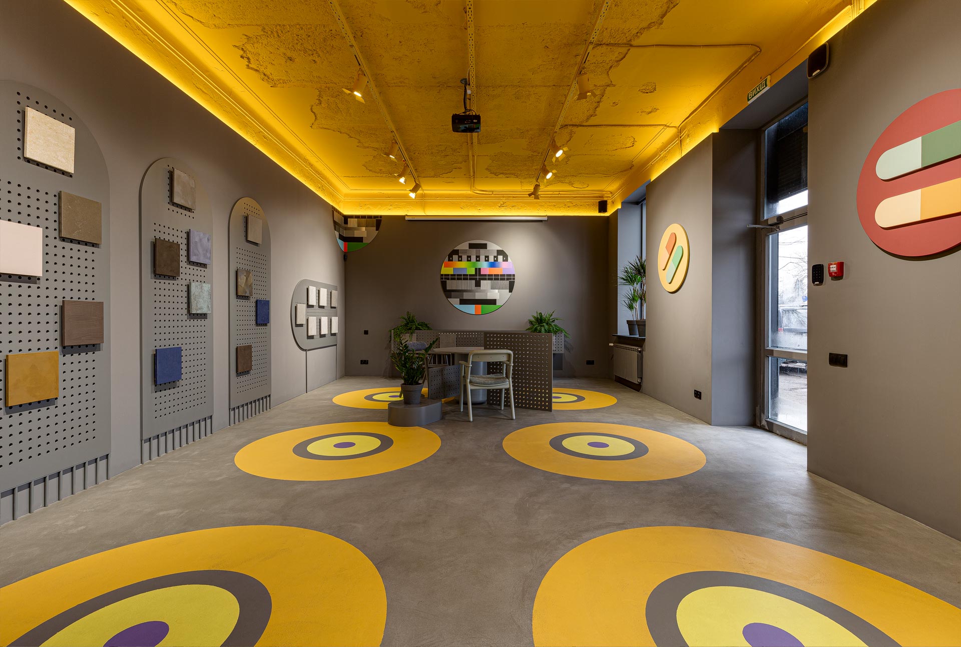 интерьер для офиса фирмы красок и цветных бетонов