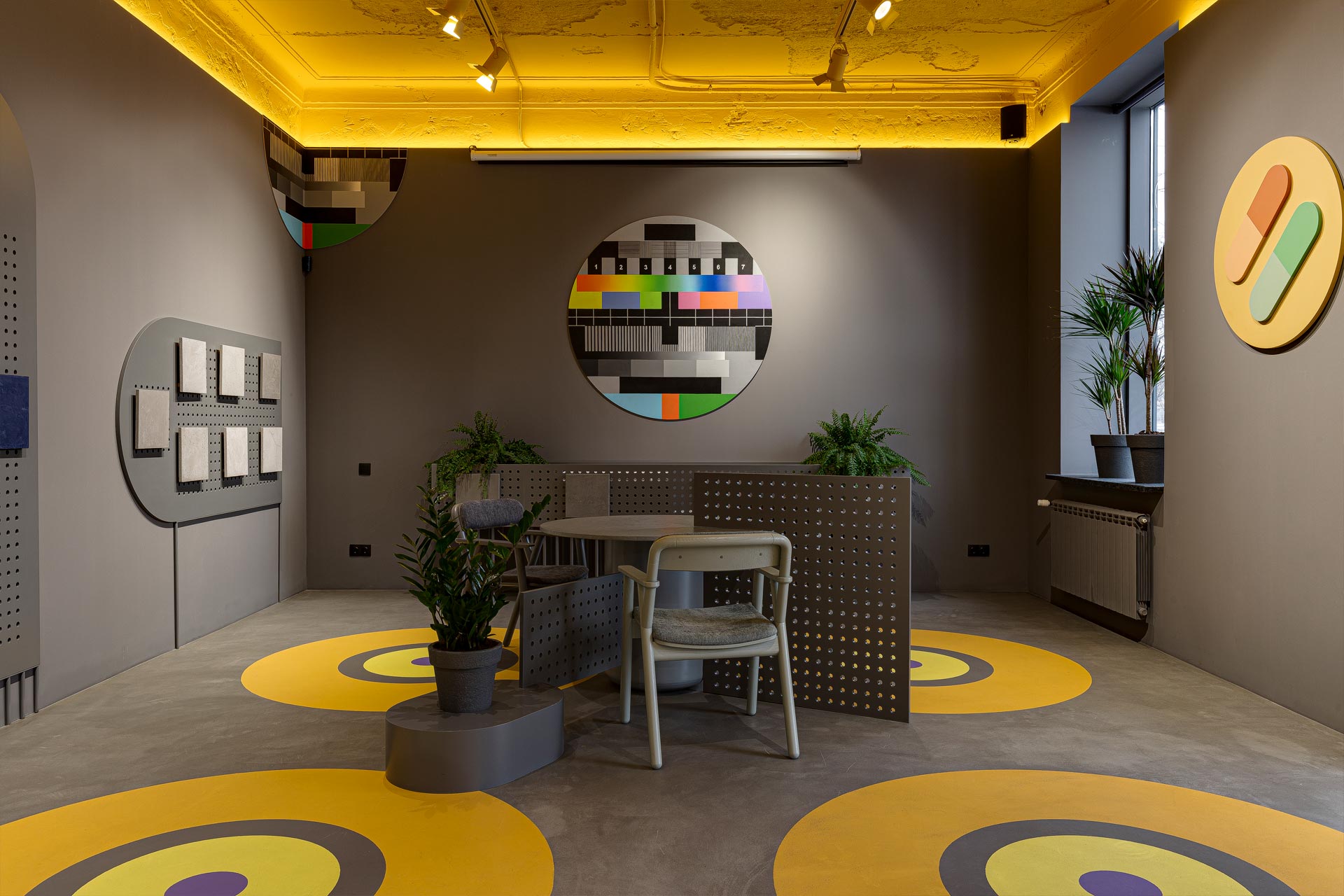 интерьер для офиса фирмы красок и цветных бетонов